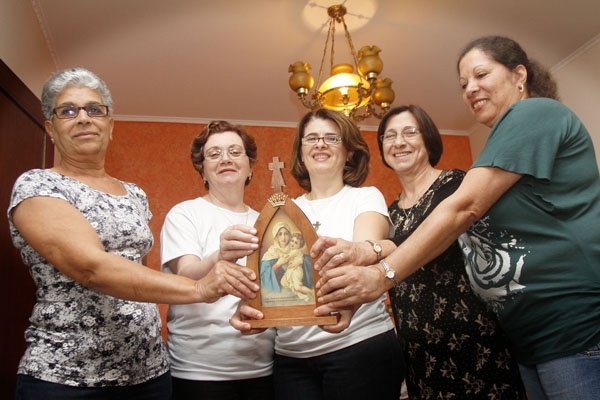 Momento de oração: Raquel Marilaque, Altiva Helena Silva, Ronalda Rodrigues Faccirolli, Vera Lucia de Carvalho e  Aparecida Dinair Fernandes  seguram imagem da santa